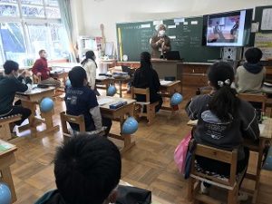 ストレスについての話を聞いている様子
