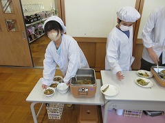 篠山まるごと丼配膳中