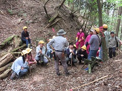 峠の頂上で講師の方からのお話