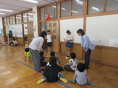 掃除の分担の確認の様子