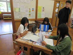 自分たちの休日の過ごし方を伝えました。
