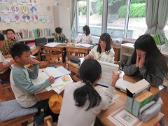 自分たちの休日の過ごし方を伝えました。