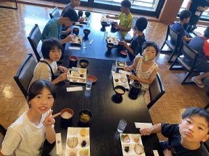 ちょうしょくをたべています