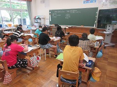 西垣さんについて書かれた本を使って調べました