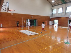 走り高跳びを何度も練習中