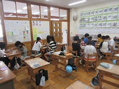 鶴を折っています