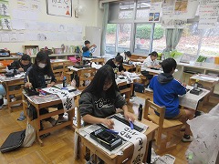 書き初め大会に向けて練習中