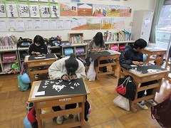 12月10日（水）の図画工作科の授業では、造形遊びを行いました。今回は「細くて短い厚紙」という学習をしました。細く短い厚紙を並べて、形を作りました。最後は同じ形をいくつも作り、作品にしました。