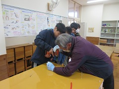 台の底に角材取付中