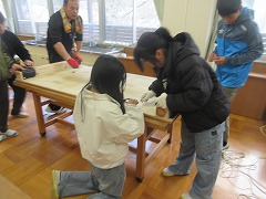 台の底に角材取付中