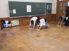 教室のぞうきんがけ