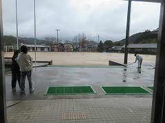 ６年間お世話になった校舎の清掃