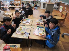 最後の給食を自分たちで作ったローテブルで食べました。