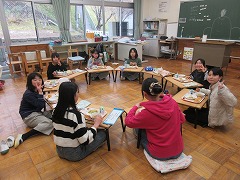 最後の給食を自分たちで作ったローテブルで食べました。