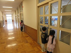 ミニ学校探検：この教室には何があるのかな・・・？