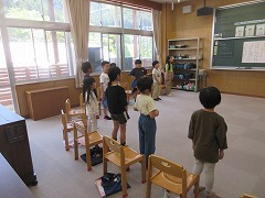 歌詞を確かめながら歌いました
