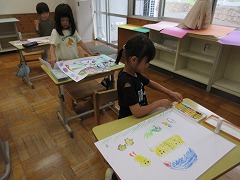 描いている様子