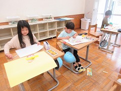 描いている様子