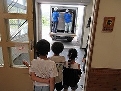 給食センターのトラック到着
