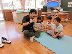 ALTの先生の読み聞かせ